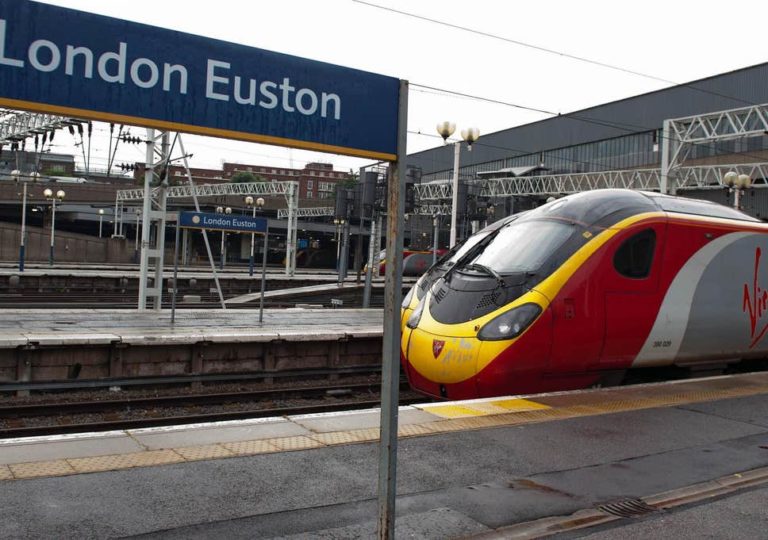 LONDON EUSTON TRAIN STATN