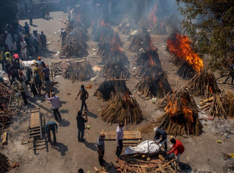 MASS BURIAL IN INDIA C-19