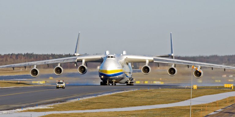AN-225 LANDING